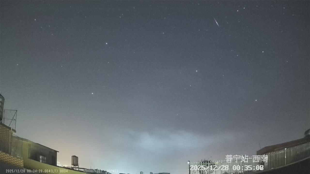 夜空观测画面右上方出现短暂流星轨迹